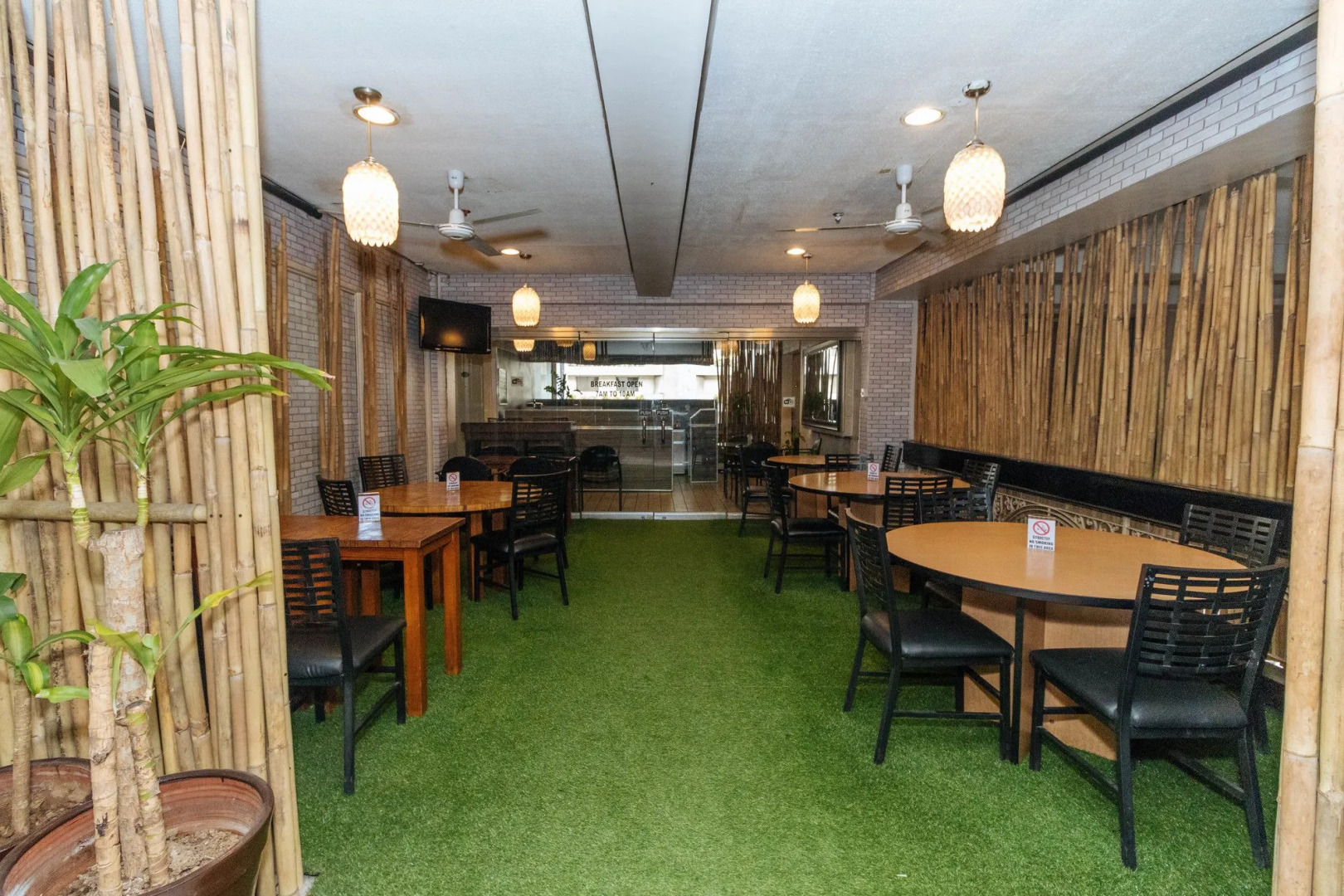 RedDoorz @ Amorsolo Makati