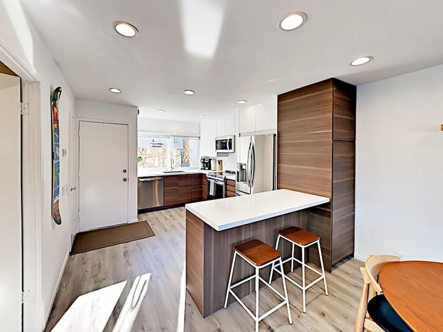 Modern Mountain-View Condo, 1 Block To Beach! Condo