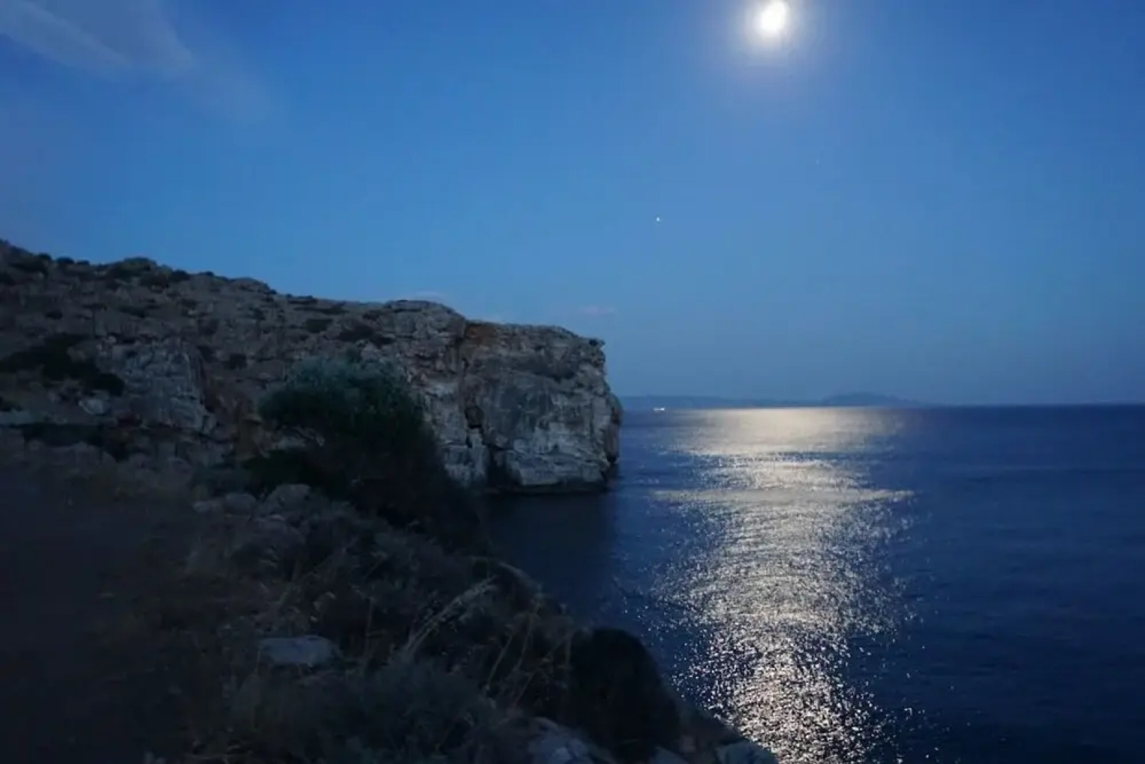 Villa Alati - Seafront Villa With Swimming Pool