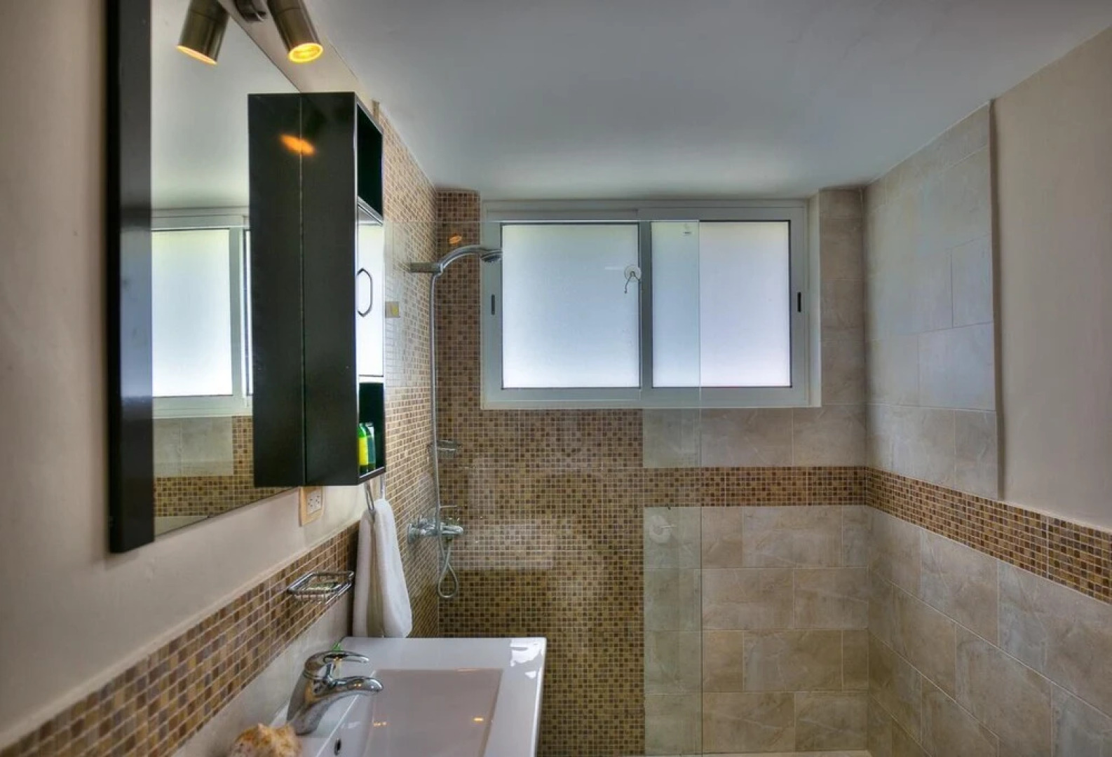 Beachfront Glamorous Apartment With Ocean Views