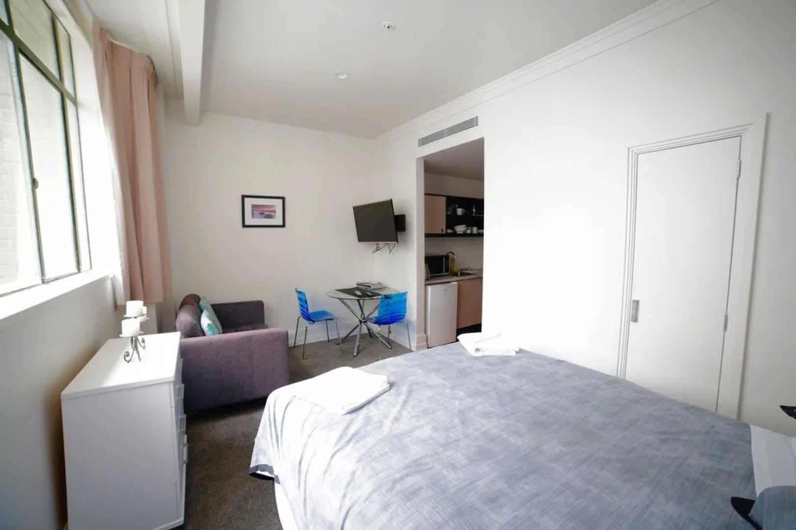 Cosy City Apartment with Pool