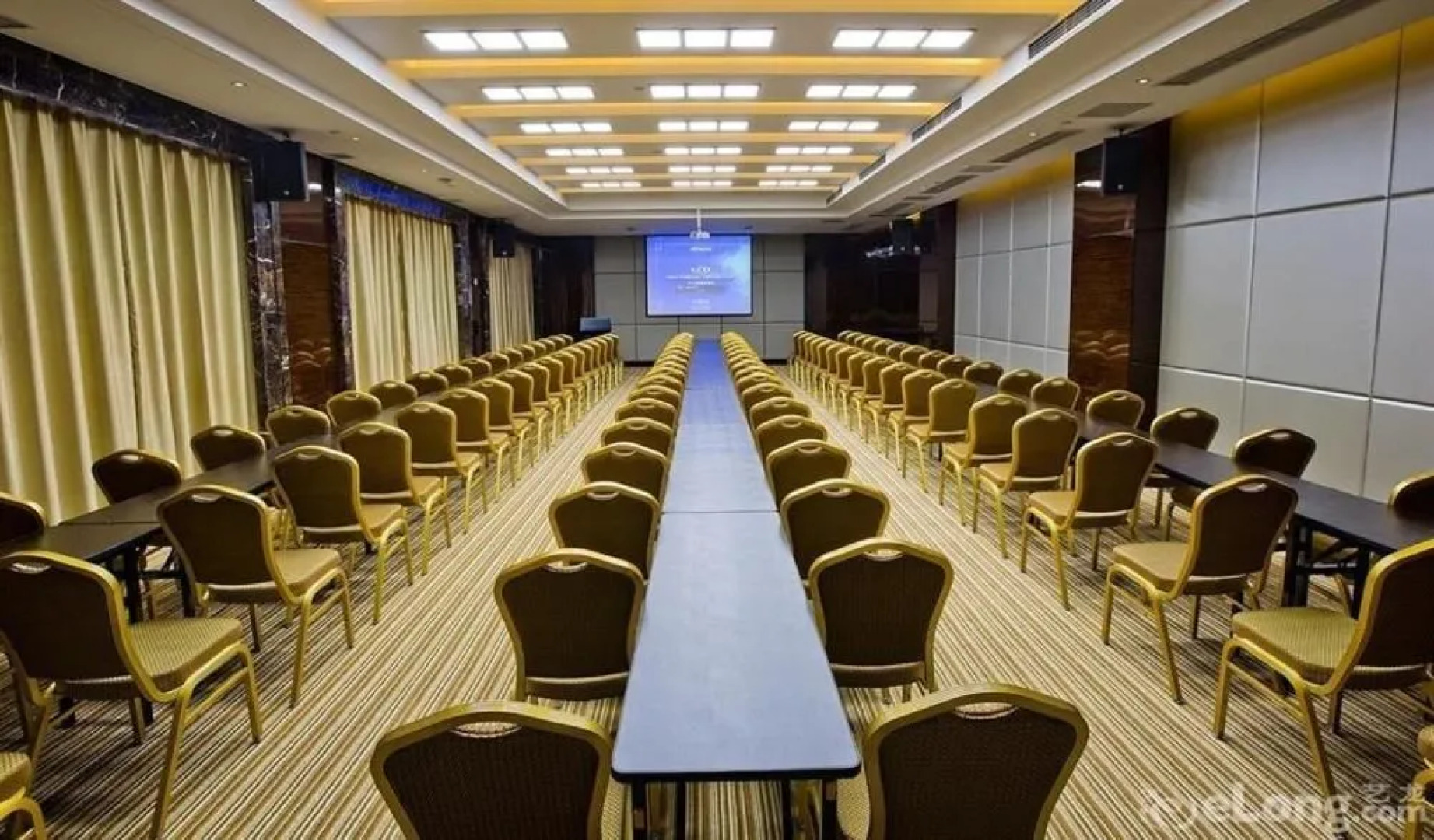 Yichang Golden Lion Hotel