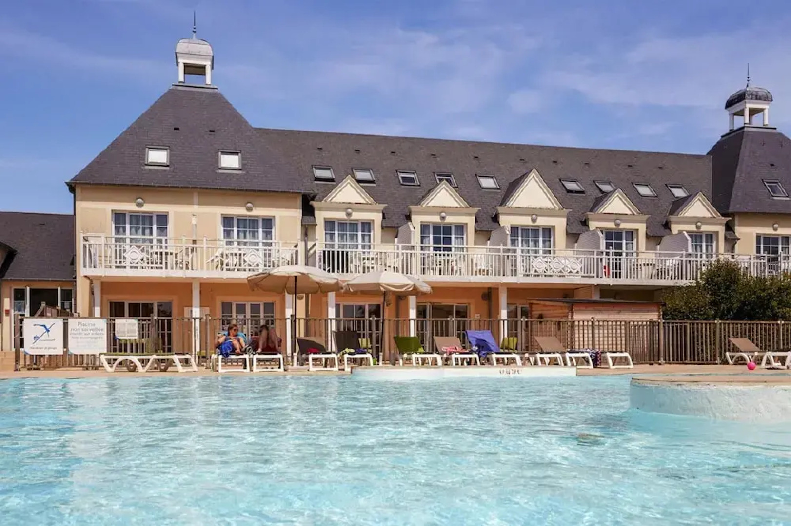 Holiday Home in Residence Le Green Beach, Port-en-besssin-huppain