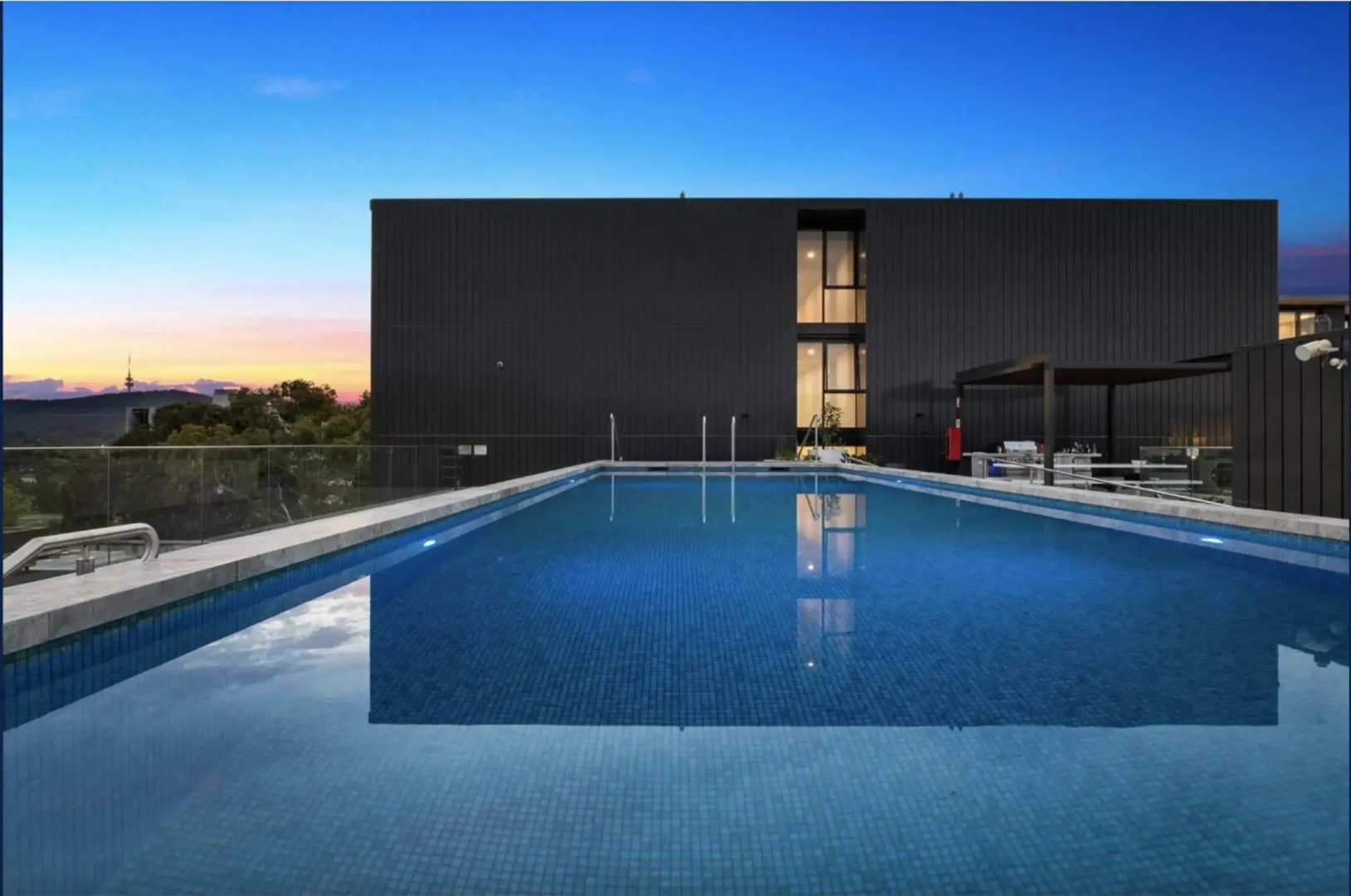 The Hamptons - Lux 2 Bed 2 Bath, Pool - Central Location