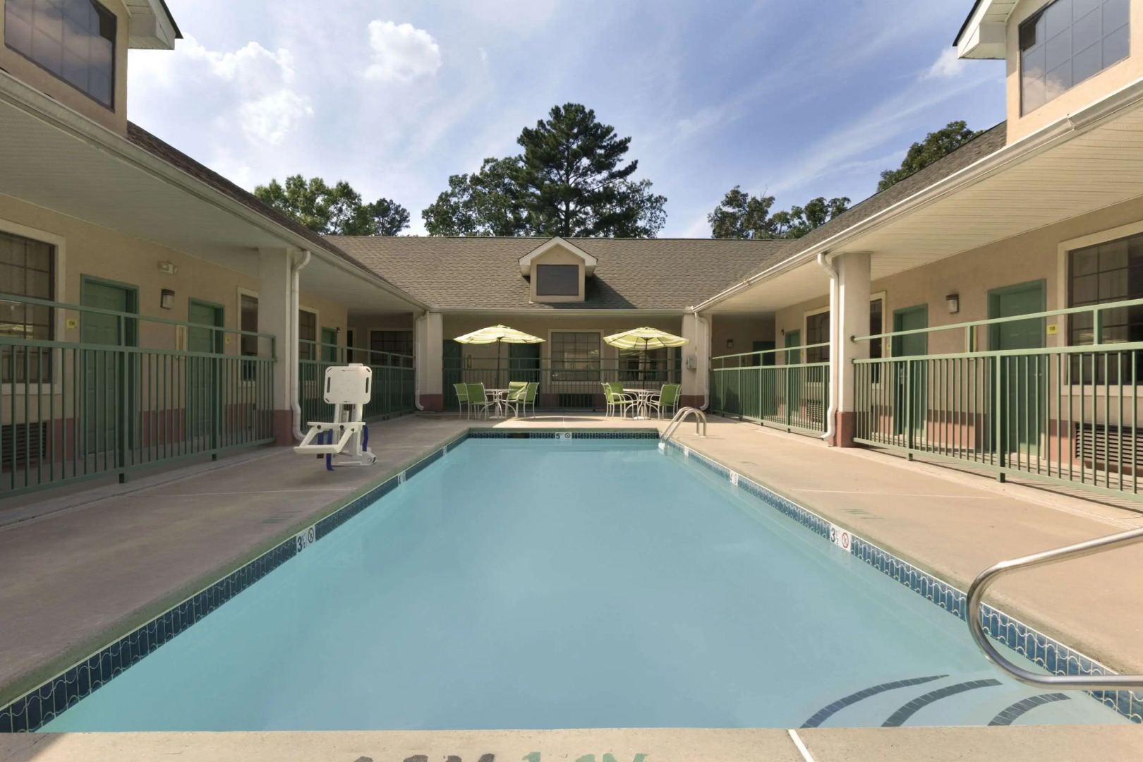 Super 8 by Wyndham Chatsworth/Dalton