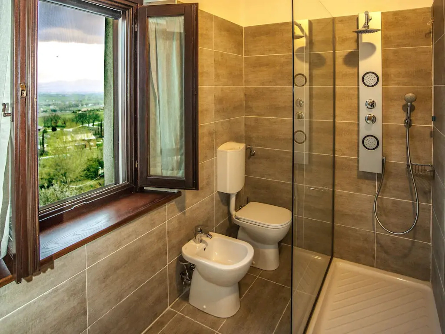 Alluring apartment in Passaggio di Bettona with pool