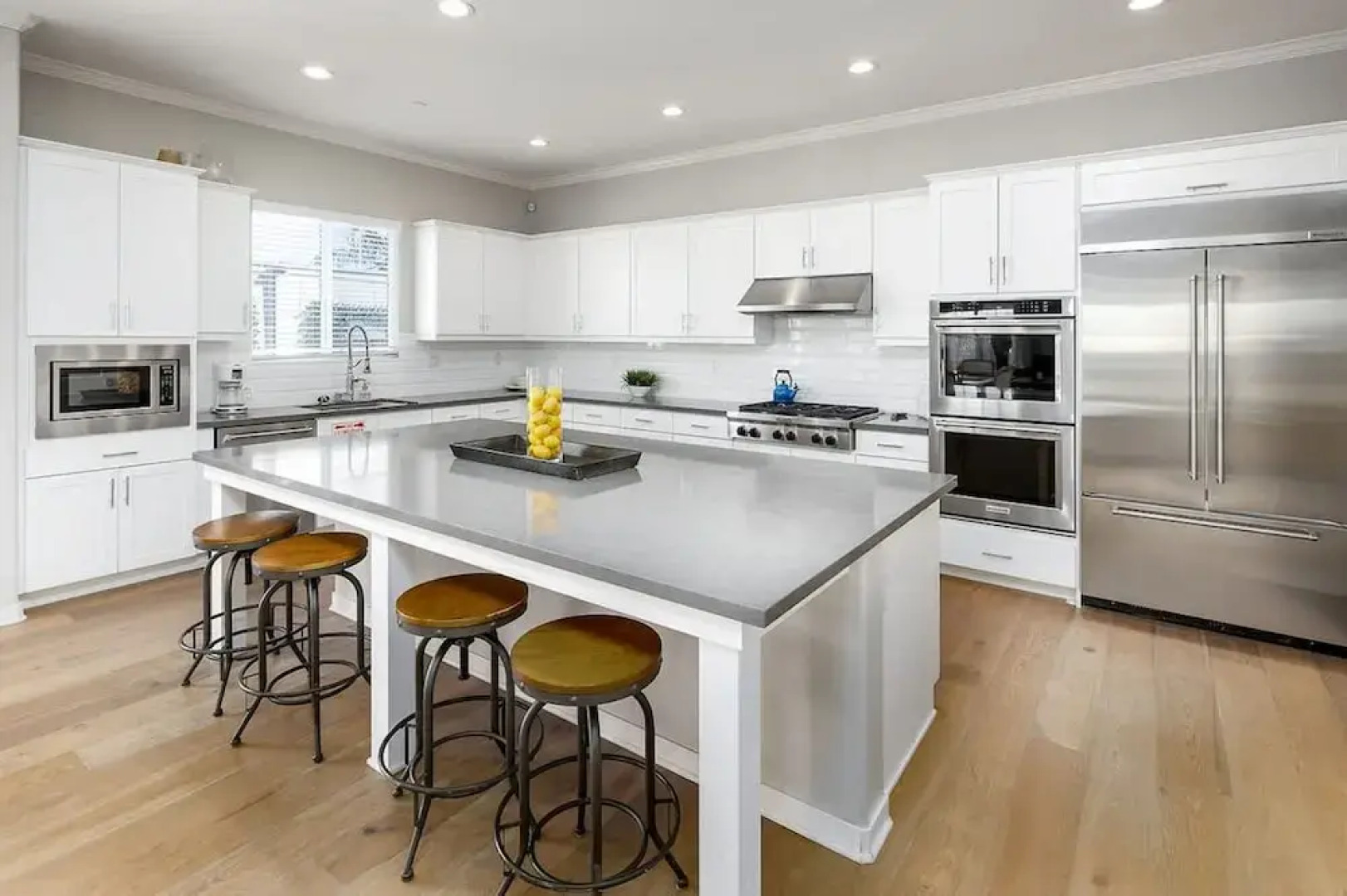 Large 4 Bedroom Close To Beach