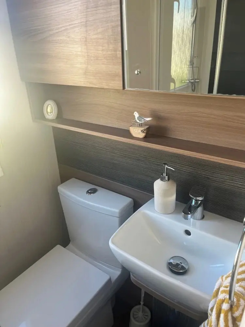 2-bed Cabin, Sleeps 4 in Cayton Bay