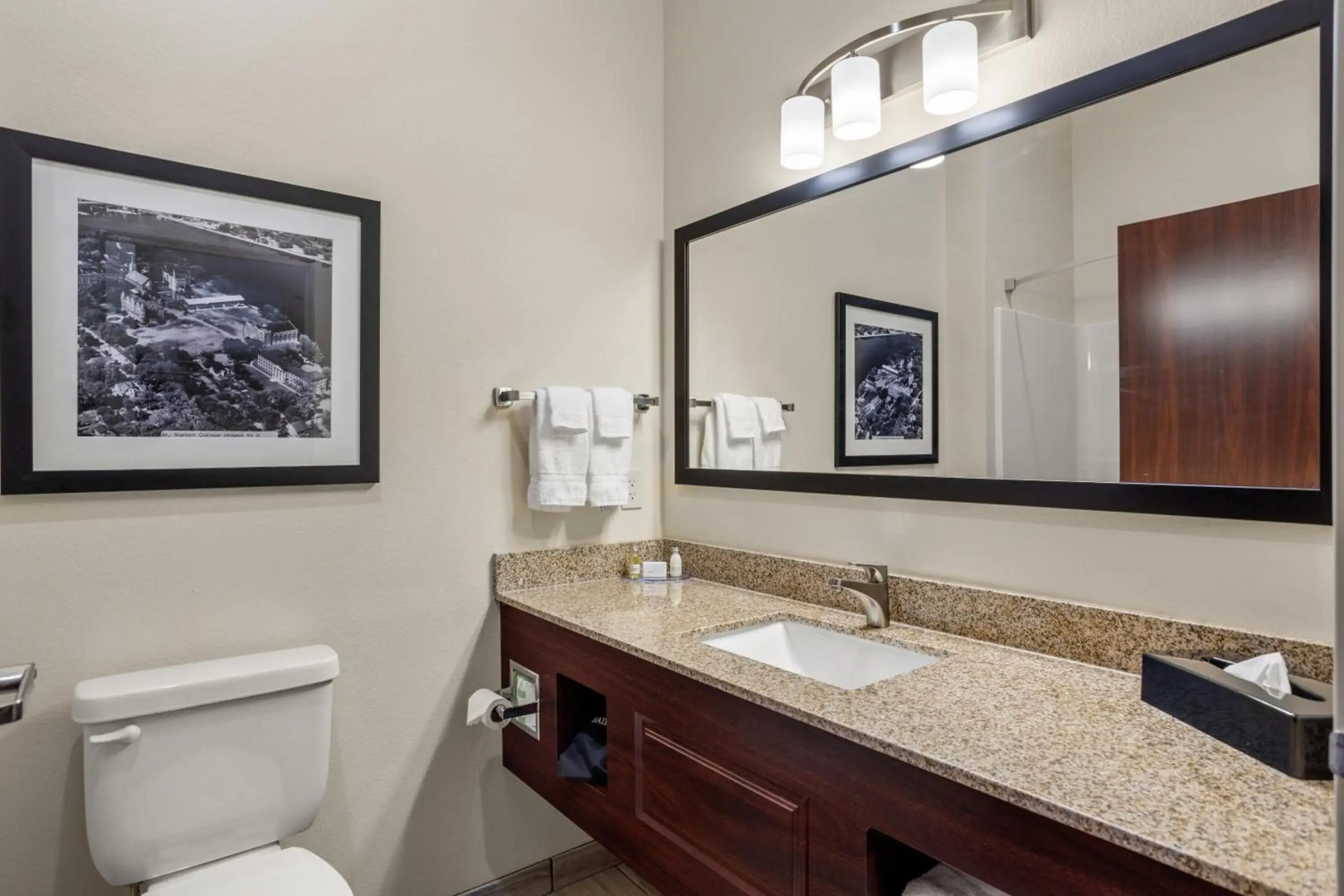 Cobblestone Hotel & Suites - De Pere/Green Bay
