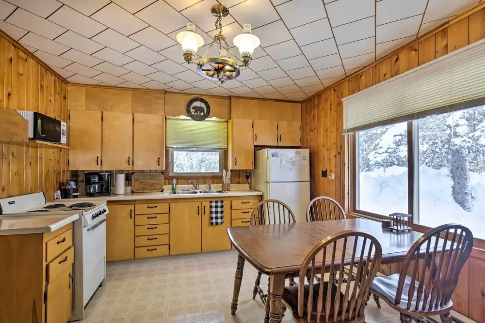 All-season Lakefront Mercer Vacation Rental