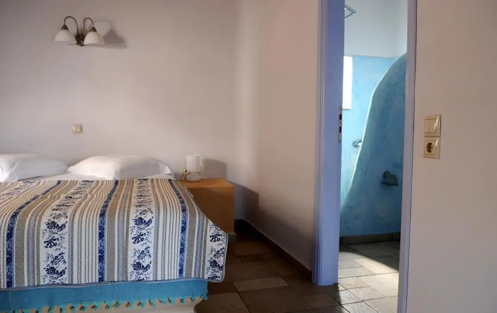 Haraki Studios & Apartments