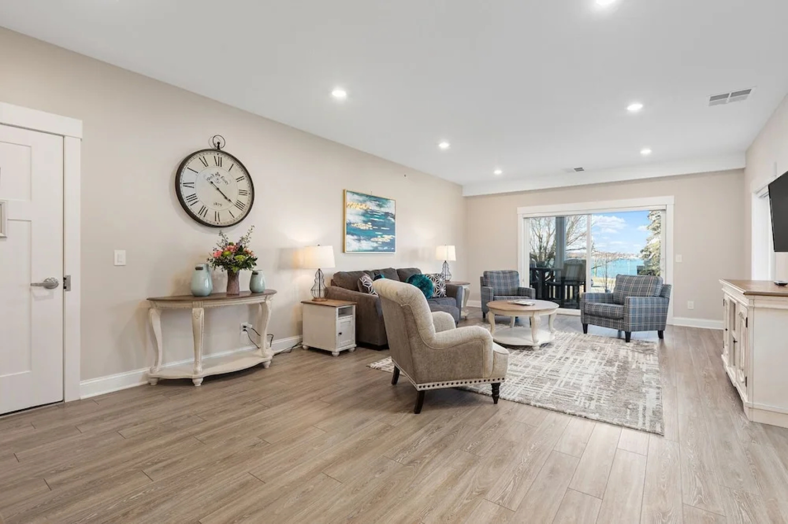 539 Bay St. Lake View Condo Unit 303E