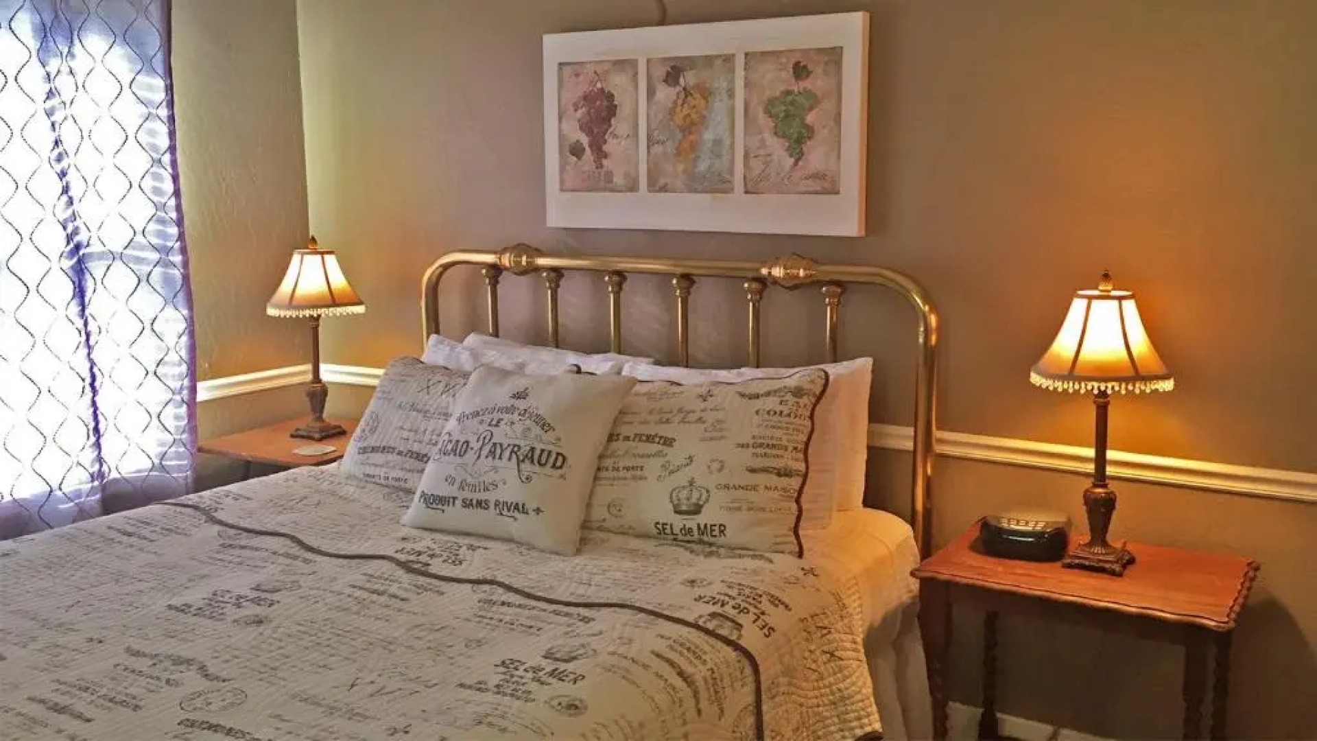 Cinnamon Bear Creekside Inn