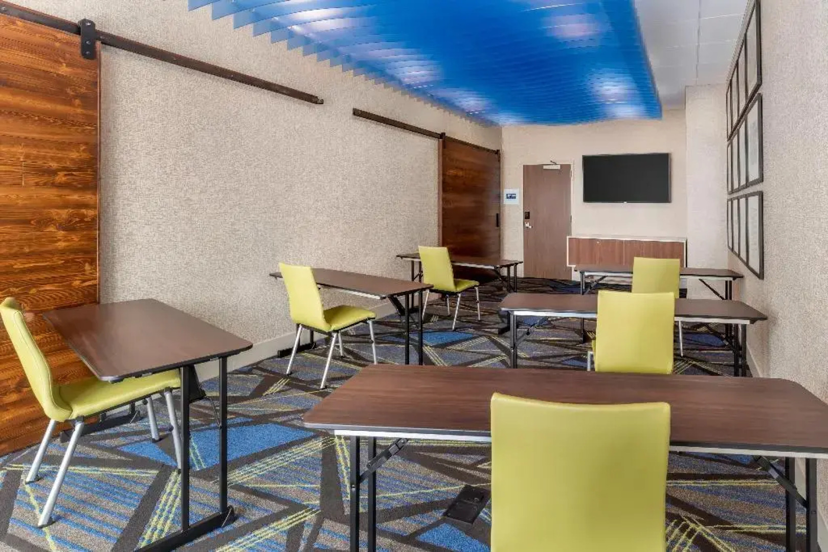 Holiday Inn Express & Suites Milwaukee West Allis