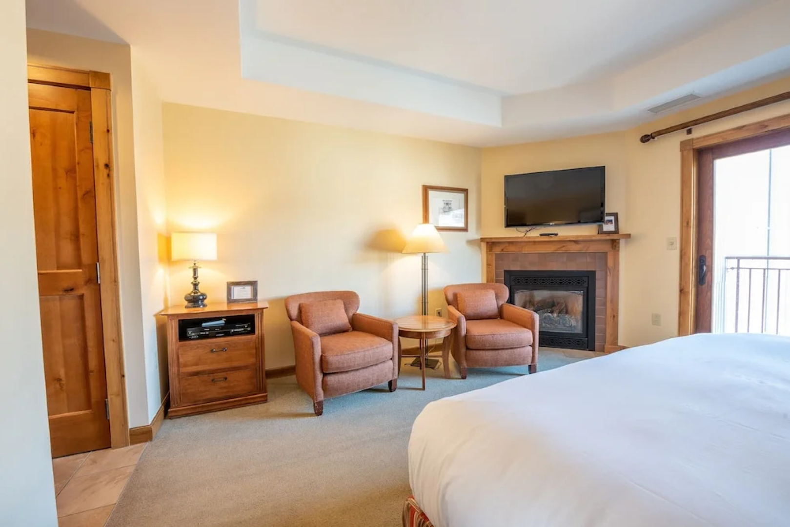 Comfortable Studio Efficiency Unit With Balcony Over Mountaineer Square Condo - No Cleaning Fee! by RedAwning