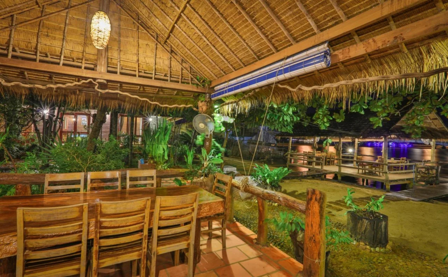 Natural Bungalows Restaurant and Bar