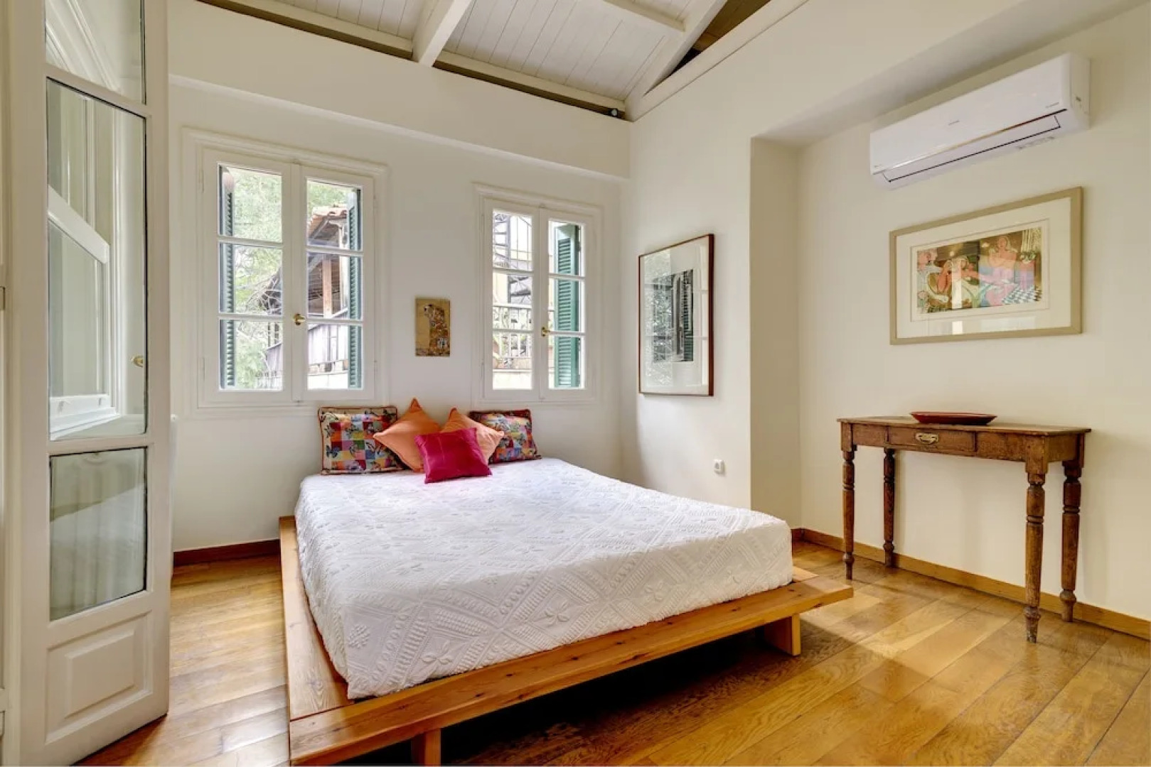 Artistic neoclassical residence