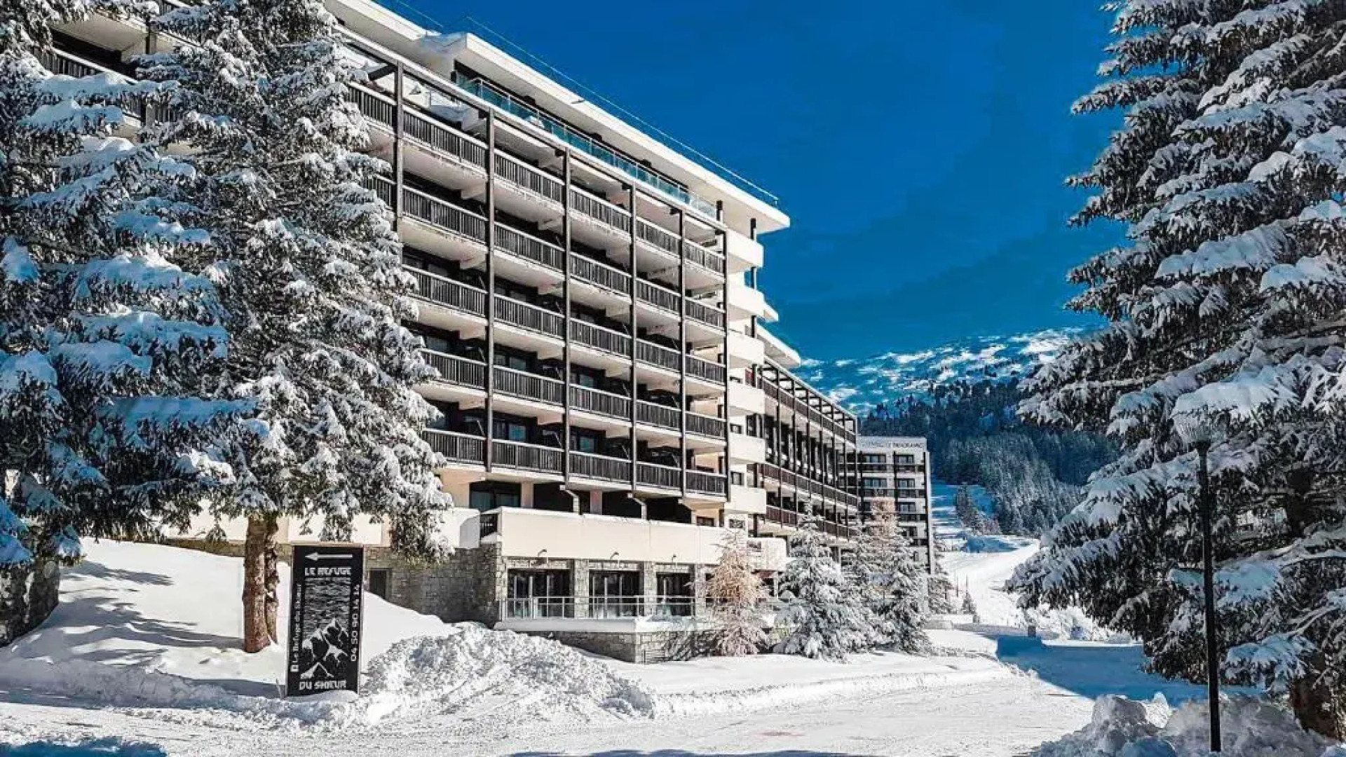 Penthouse 3-bedroom apartment, mountain views, large terrasse, piste access