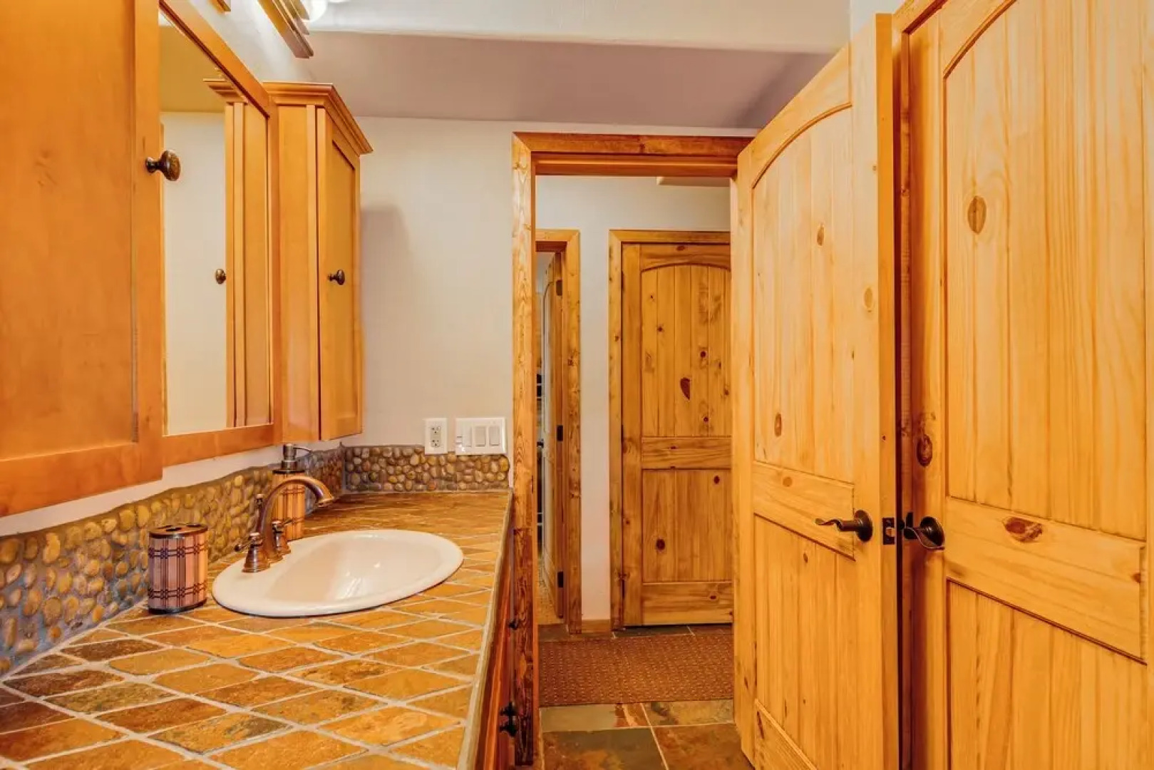 Cozy Family Cabin: Game Room, Near National Parks!