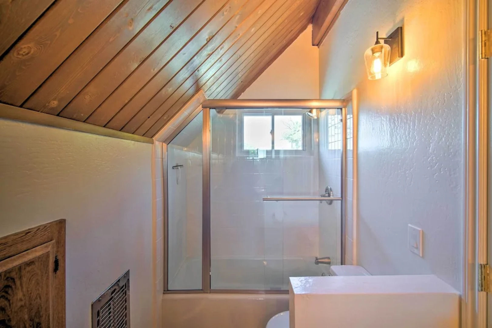 Stunning Lake Arrowhead Home: Decks & Hot Tub