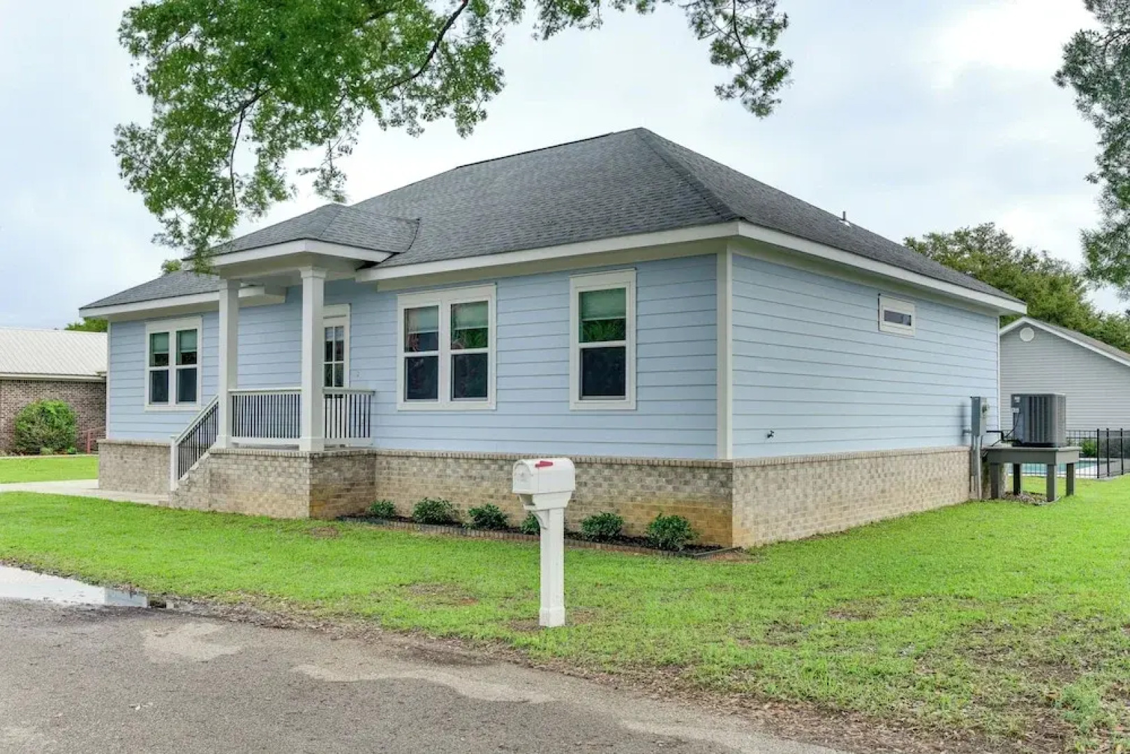 Walk to Beach & Harbor: Dtwn Pass Christian Home