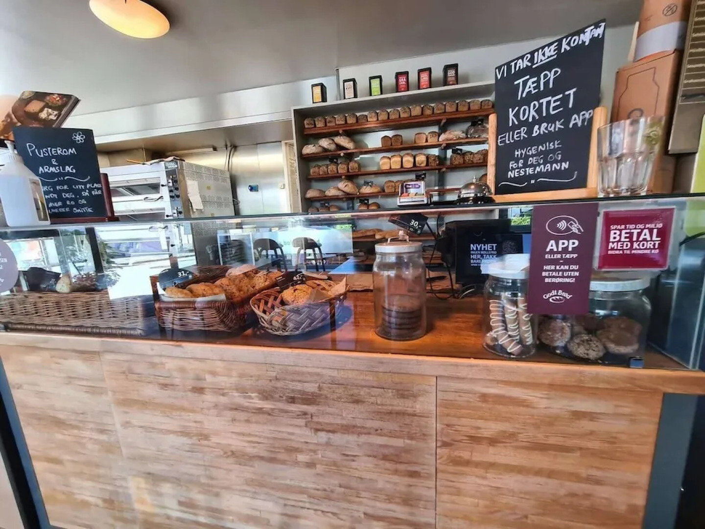 Beautiful Penthouse Near Center, 2-bedroom, Balcony and Free Parking