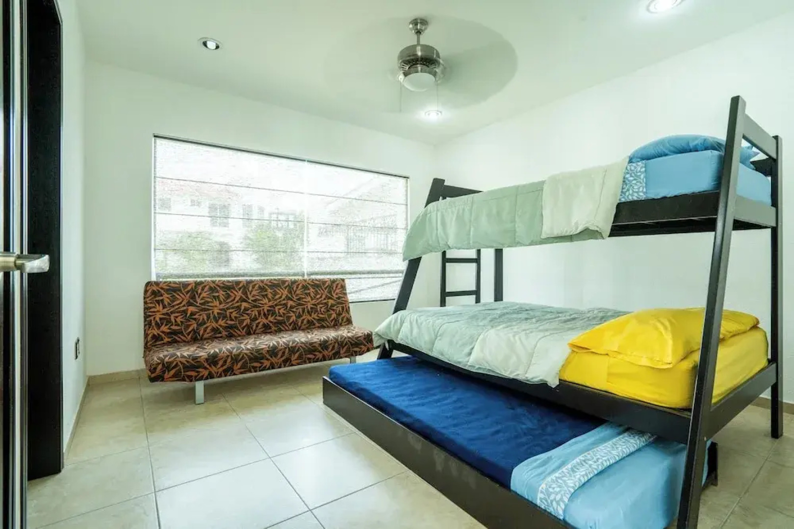 Spacious 5 Bedroom Oasis with Pool & BBQ