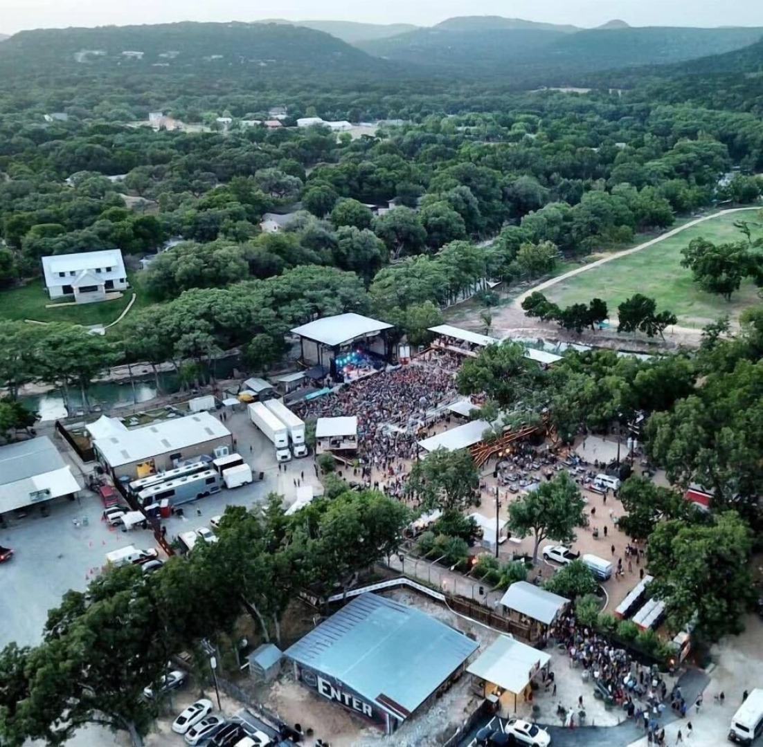 The White House On The Horseshoe 8 Bedroom Home by RedAwning