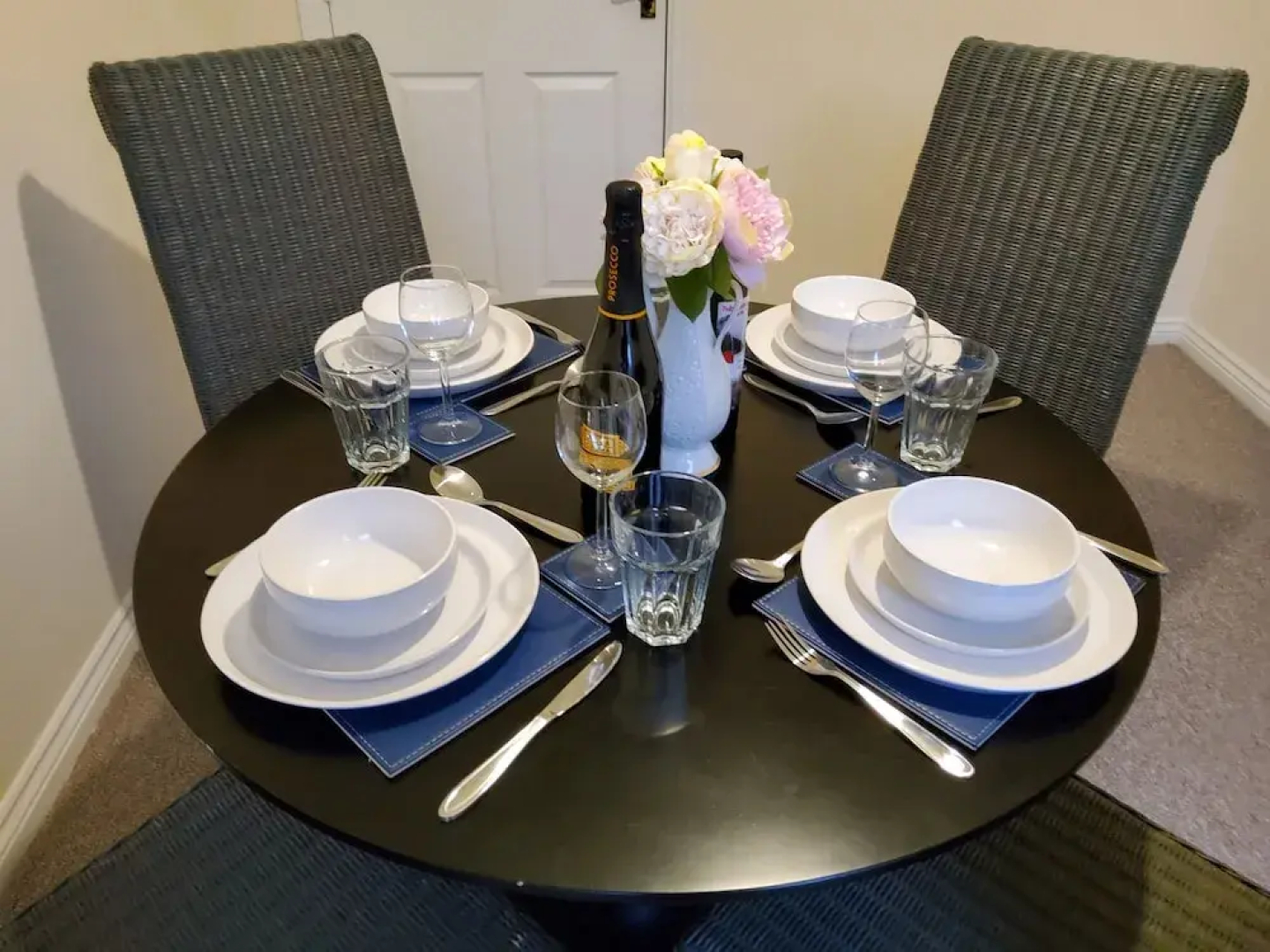 8 Guests - 4 Bedrooms - Parking - Garden