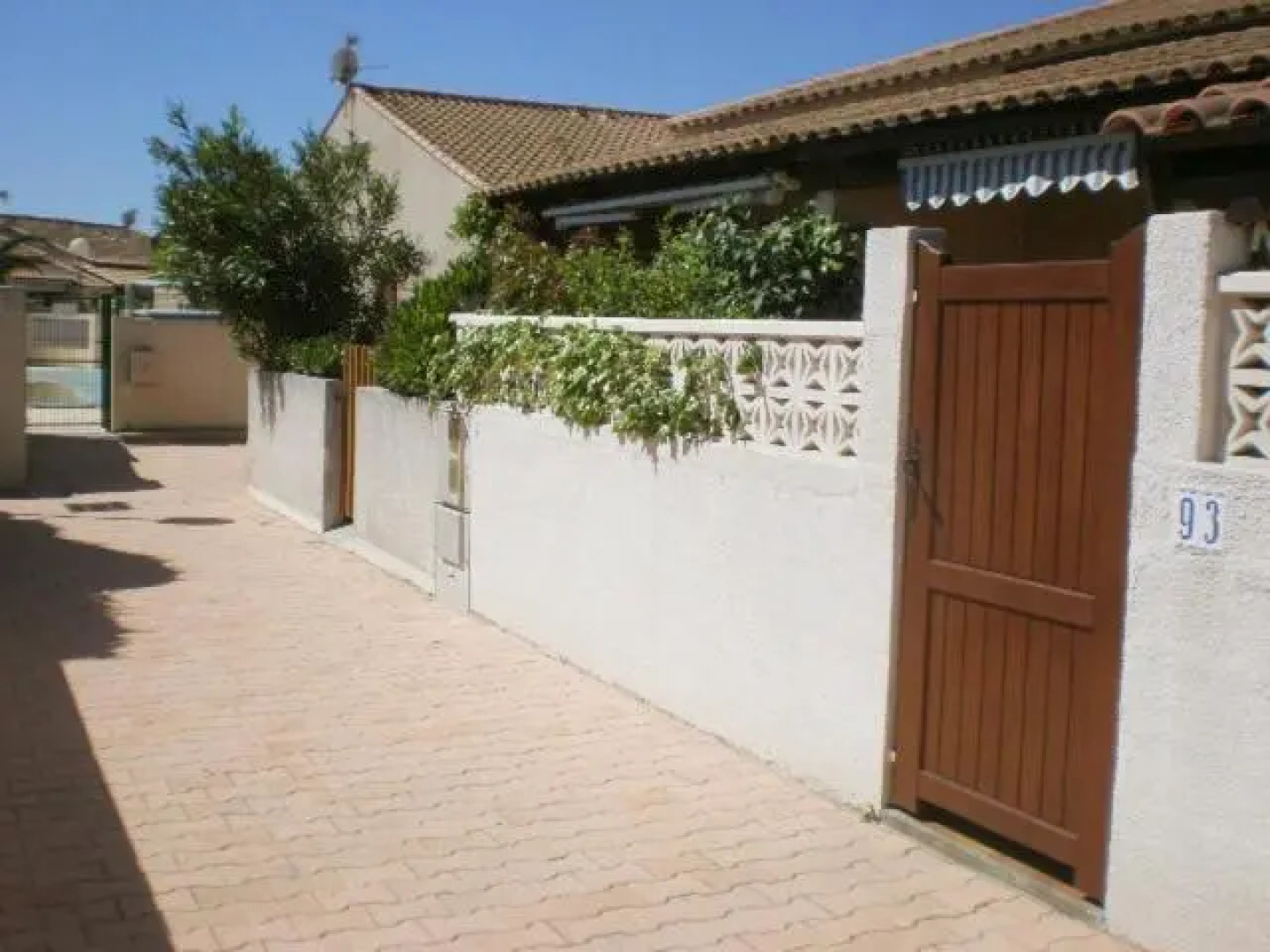 Villa 6 couchages 3 chambres terrasse ombragée parking dans résidence sécurisée piscine commune 400m de la mer LRJP93