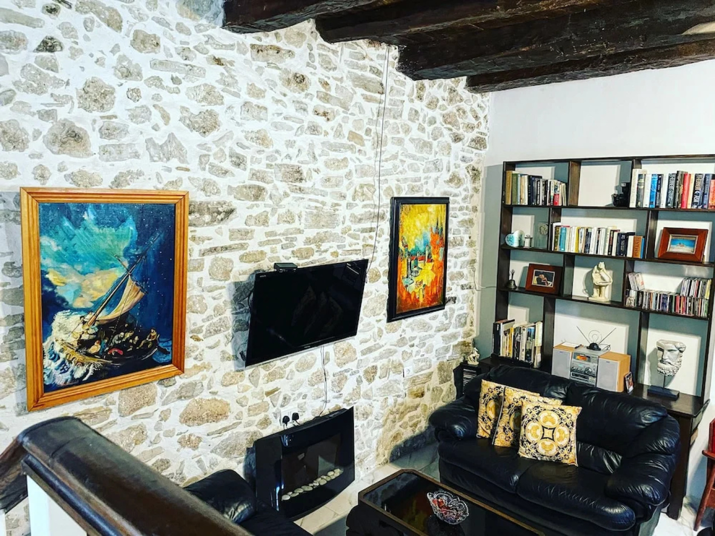 Art House Pagoi, Sleeps 6, Parking, 5 min to Beach