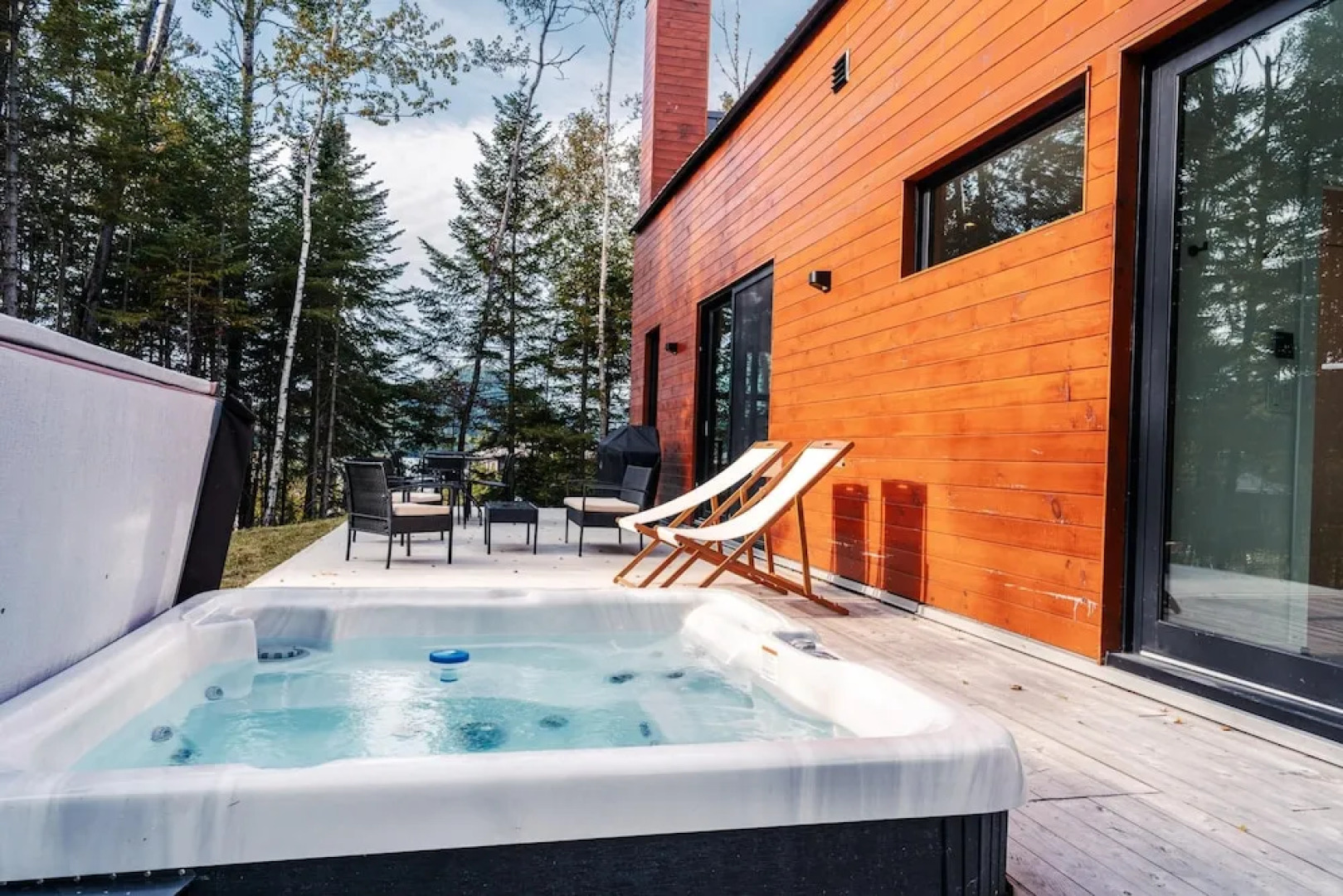 Bright Chalet With hot tub and Indoor Sauna