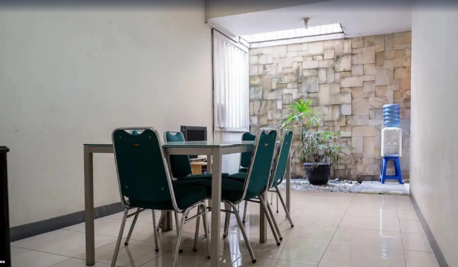 RedDoorz near Supermall Karawaci 2