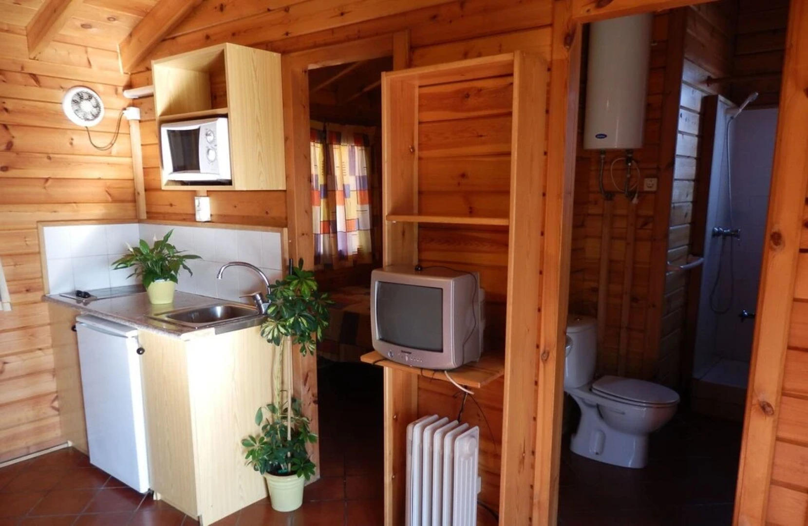 Attractive bungalow with a covered terrace, 1 km. from beach