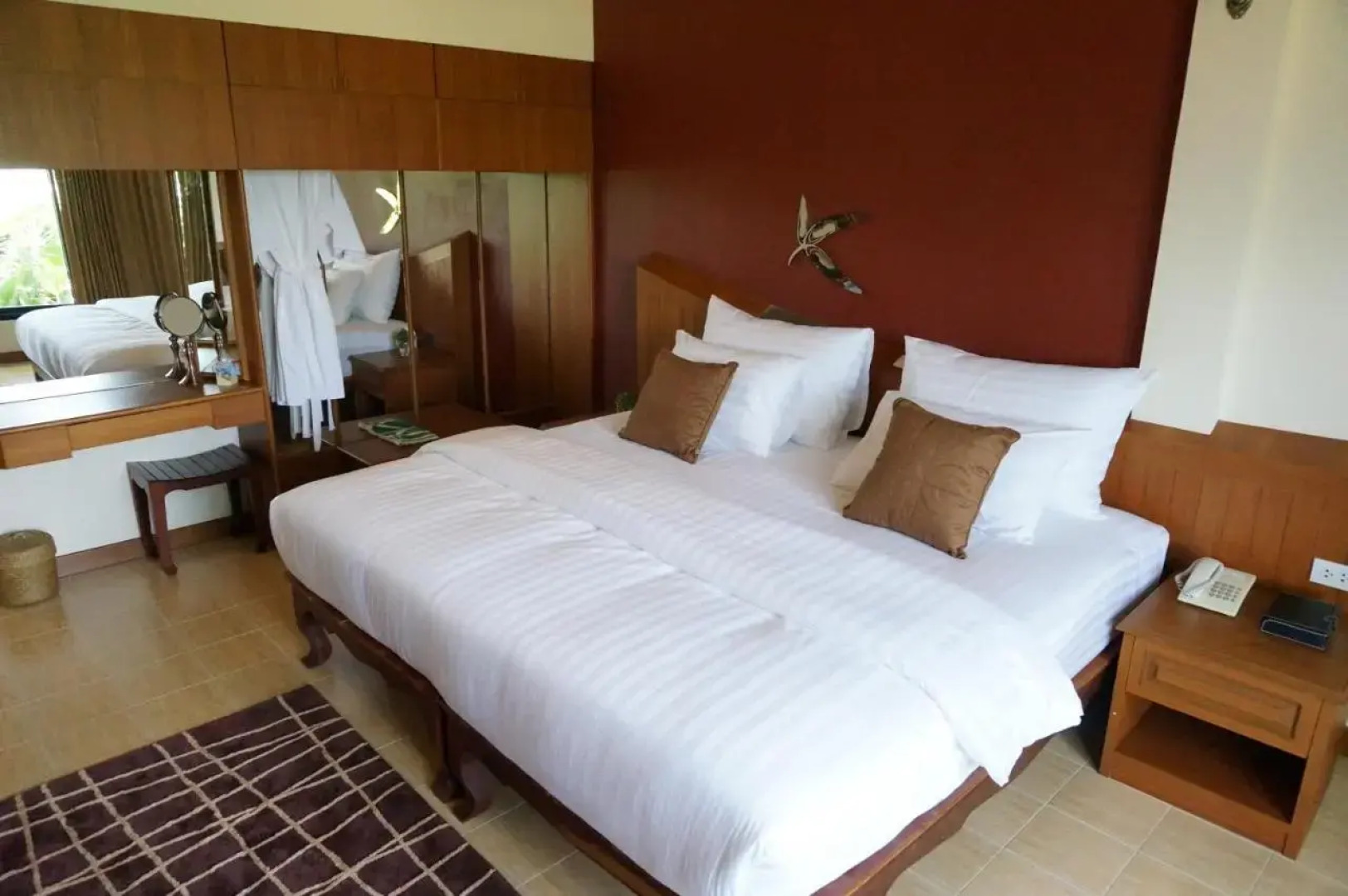 The Country Lake View Hotel