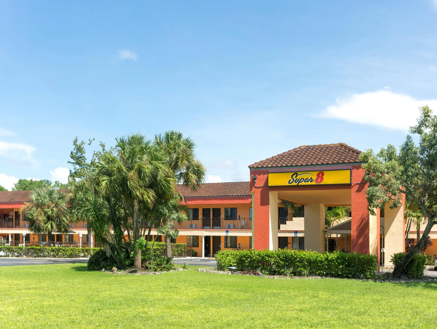 Super 8 By Wyndham Naples