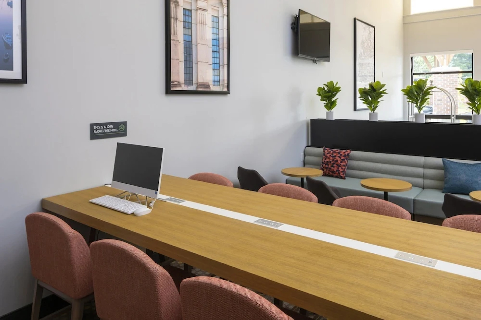 Elk Lake Inn & Suites Victoria