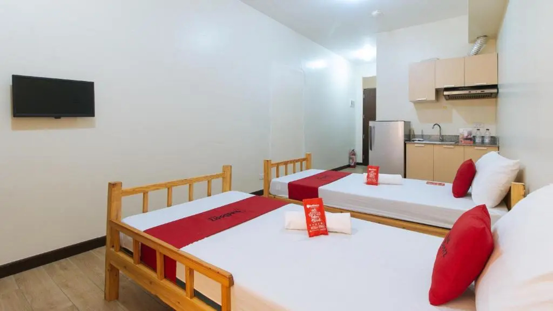 RedDoorz Premium @ Paseo Verde Las Pinas