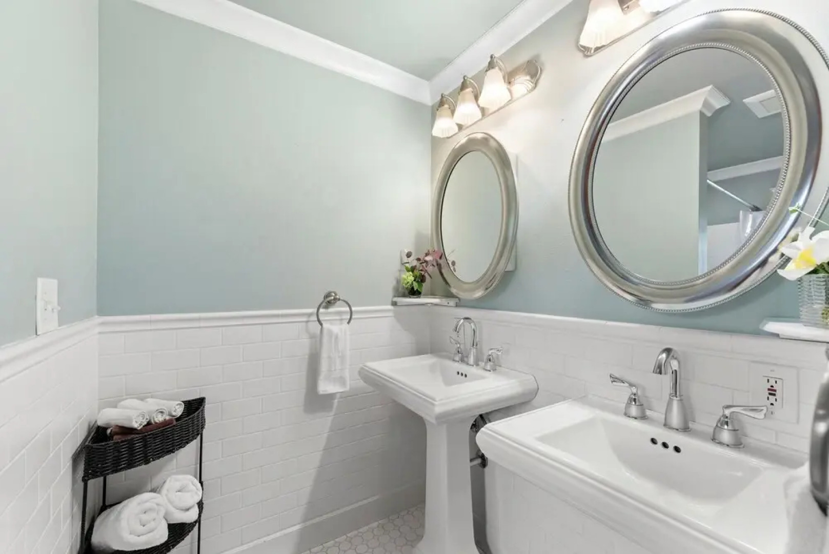 Renton Lakeside Oasis, Lakeview, 4B 2.5B, Spacious