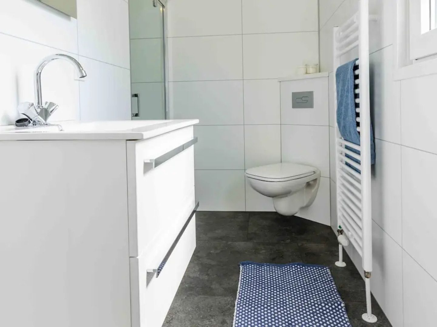 Modern chalet with a dishwasher, located in Park De Veluwe