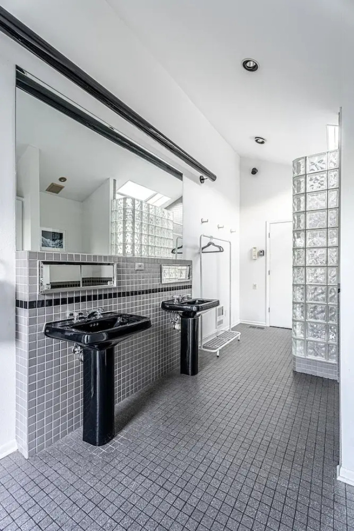 5br Home w/ Pool and a View!