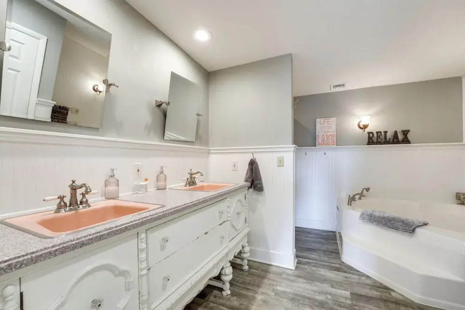 Cozy Table Rock Lake 'boathouse' w/ Pool Access