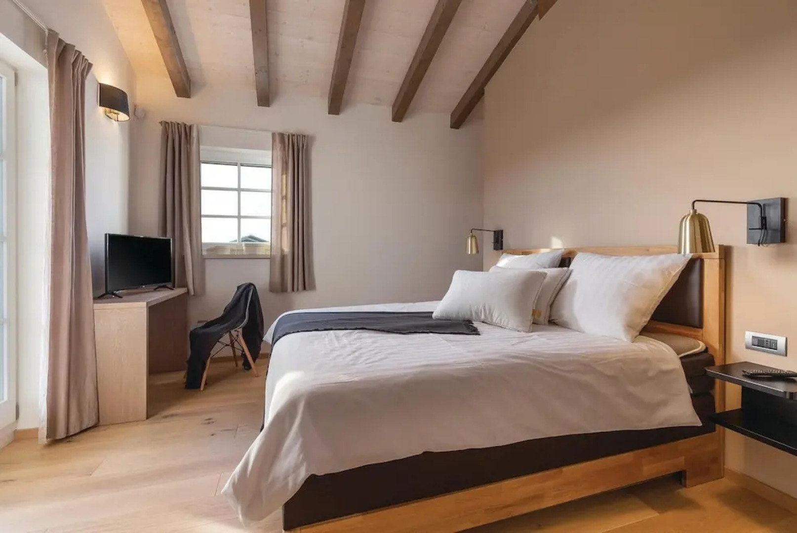 Beautiful Home in Babudri With 5 Bedrooms, Wifi and Outdoor Swimming Pool