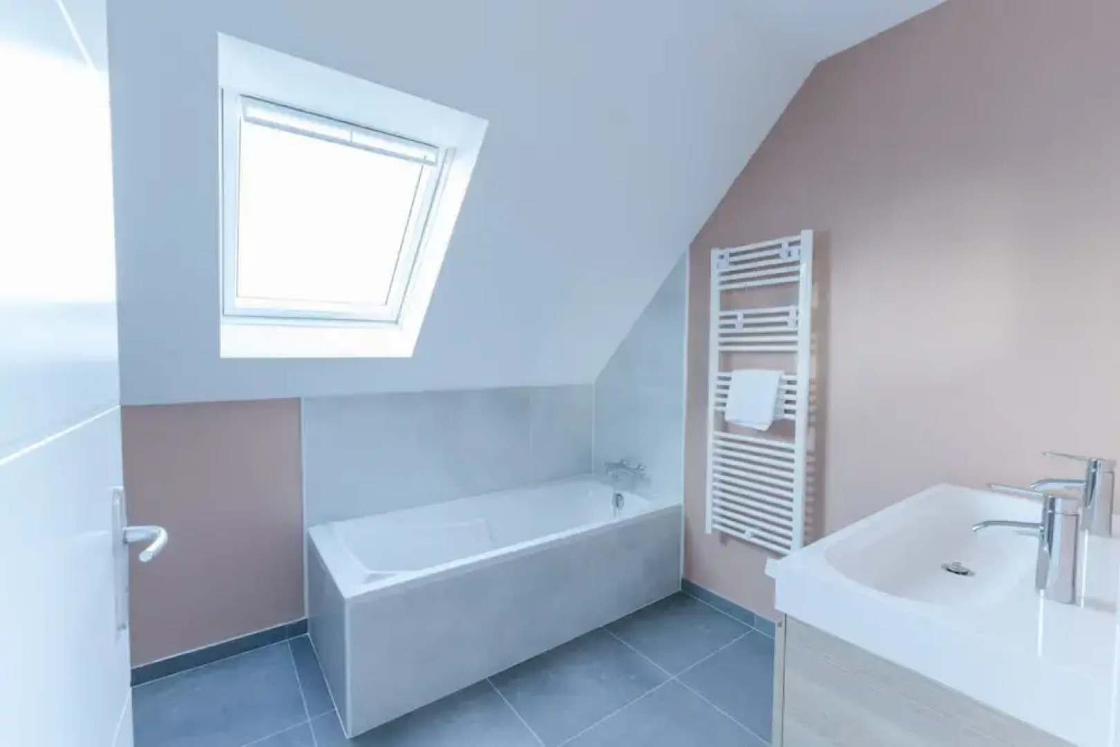 Pretty new House With Small sea View