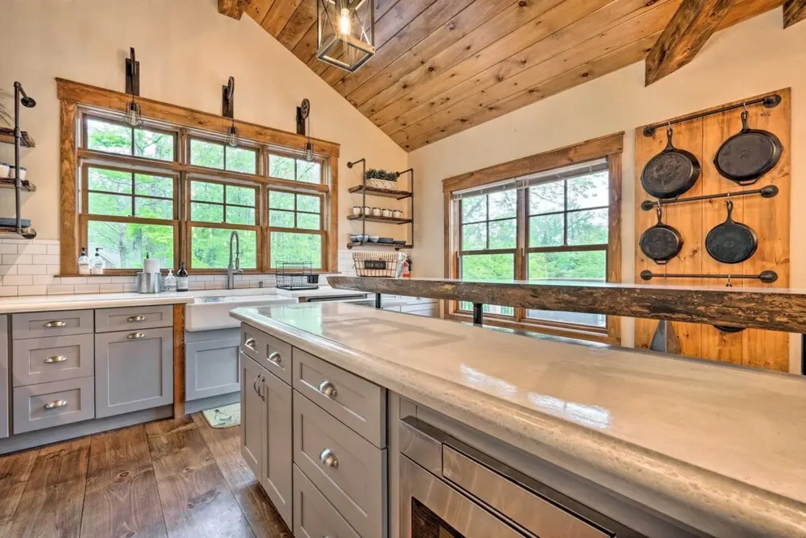 Elegant Mtn Chalet w/ Deck: 1 Mi to Mt Snow!