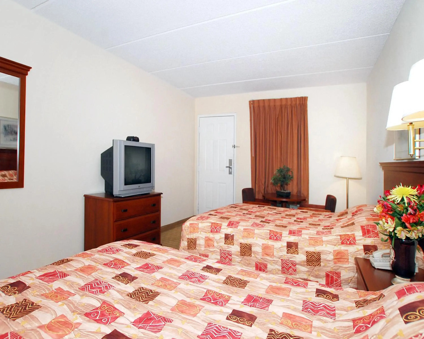 Econo Lodge Inn & Suites