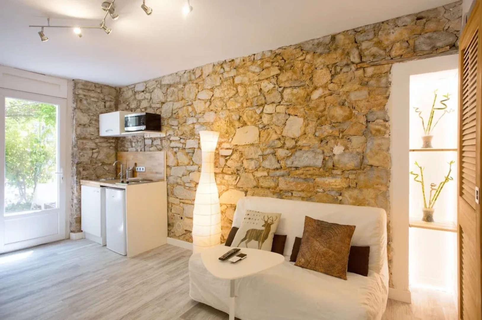 GregBnb - Mur en pierre - Terrasse + parking privé