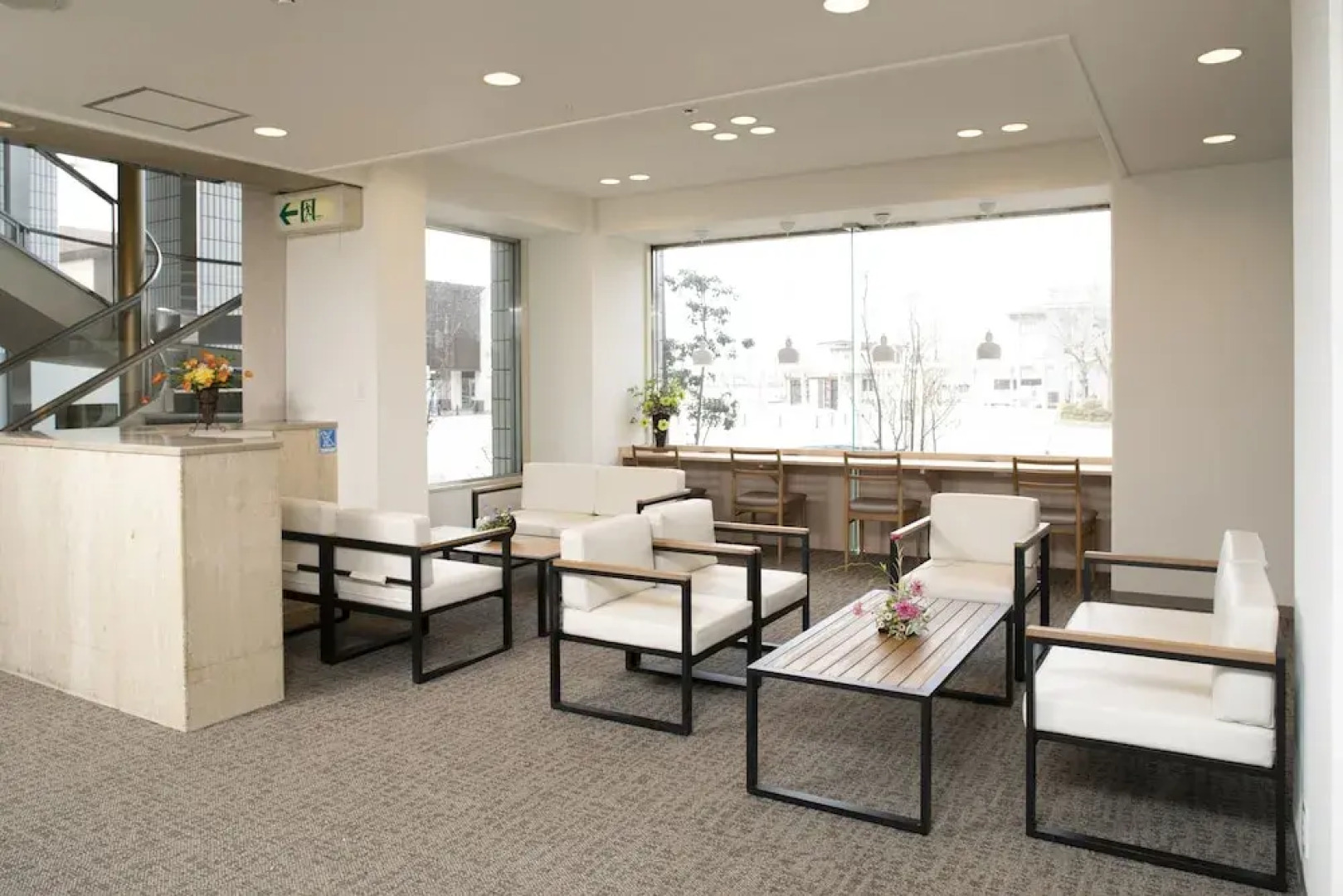 PLAZA EAST CABIN - Caters to men