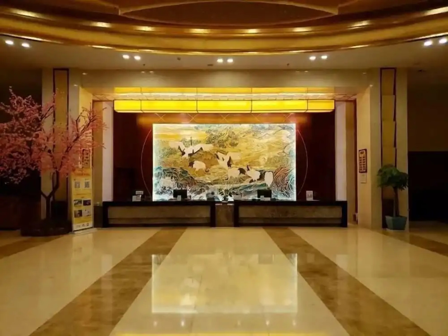 Jiuhuashan Center Hotel