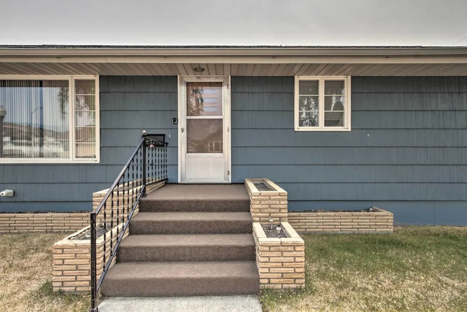 Nostalgic & Retro Anaconda Home, Walk to Town